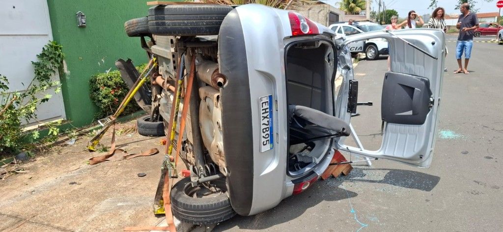 Motorista perde controle e carro atinge muro no Jardim Elite