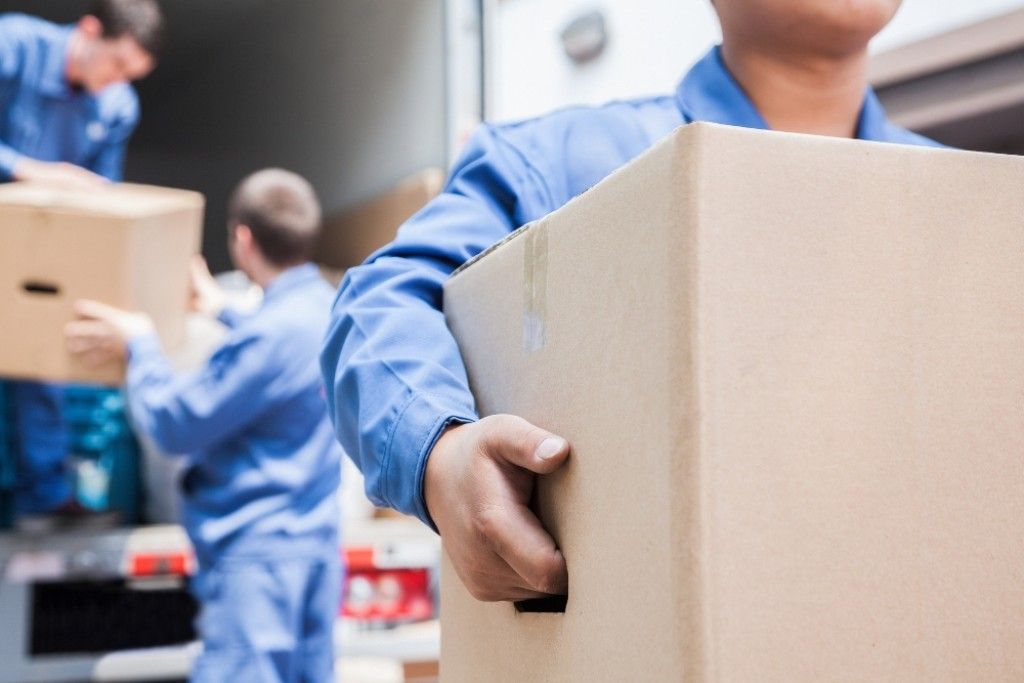 Tem vaga para ajudante de carga e descarga com salário de R 2.181 e