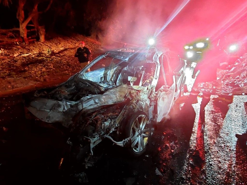 Motorista foge e SUV pega fogo após acidente no Água Verde