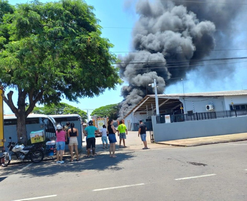 Um ônibus em uma garagem escura com uma placa que diz 'proibido