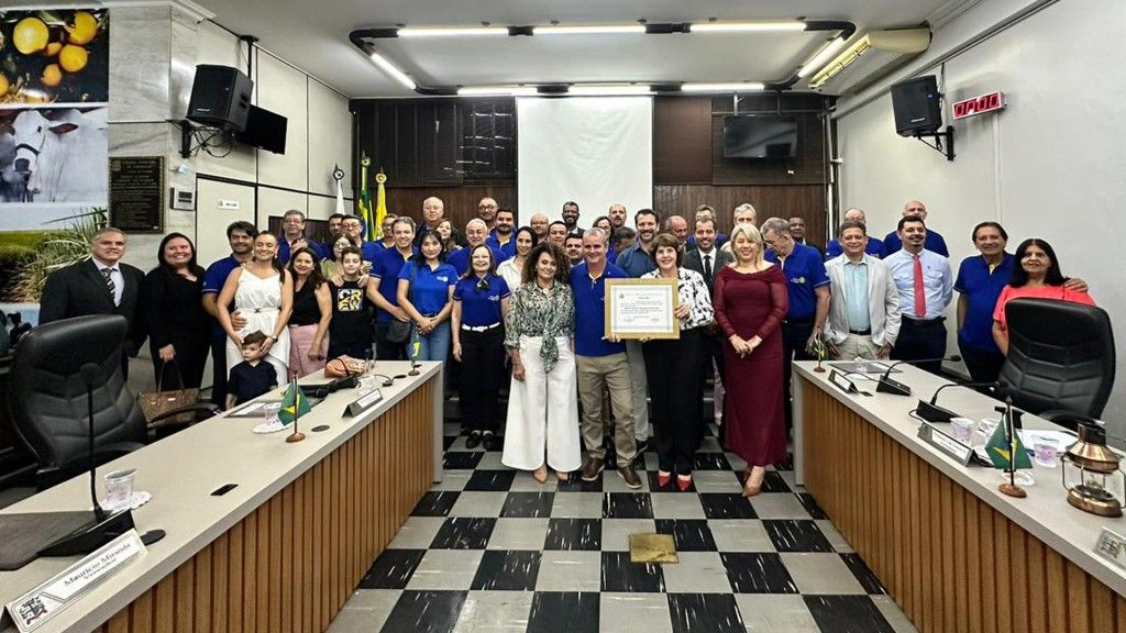 Câmara de Paranavaí homenageia Rotary por transformar a vida de crianças
