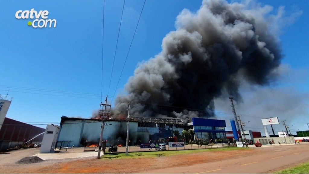 Batida frontal entre carros é registrada na BR-277 em Cascavel