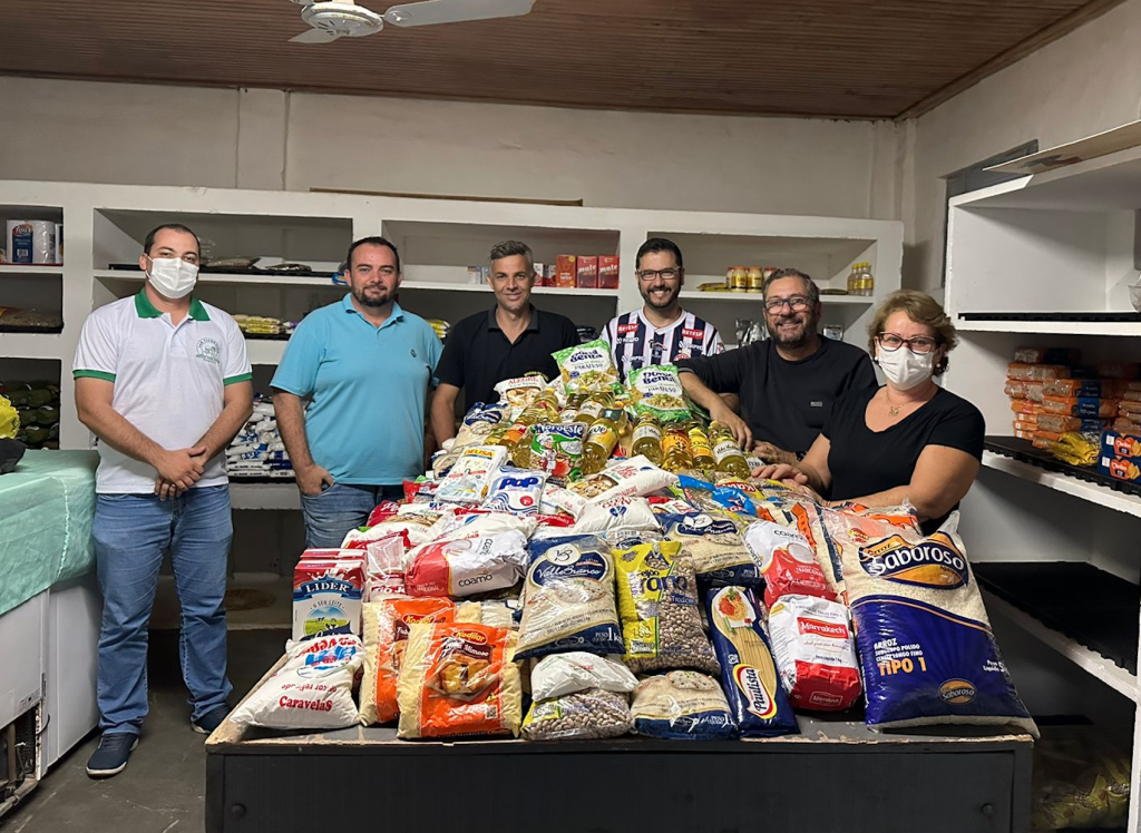 Empresário olimpiense promove arrecadação de brinquedos e alimentos para  serem doados neste natal - Voz Olimpiense