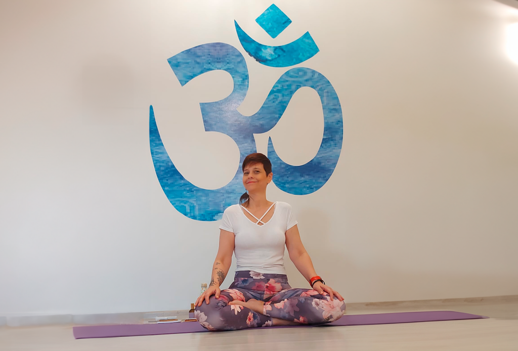 Professora de yoga ensina 10 posturas para fazer todos os dias de