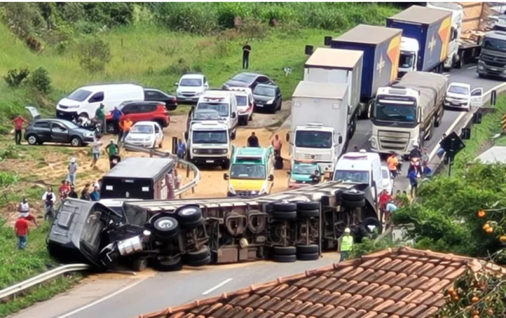 Tombamento de carreta deixa motorista ferido em seara - Rádio RuralFM