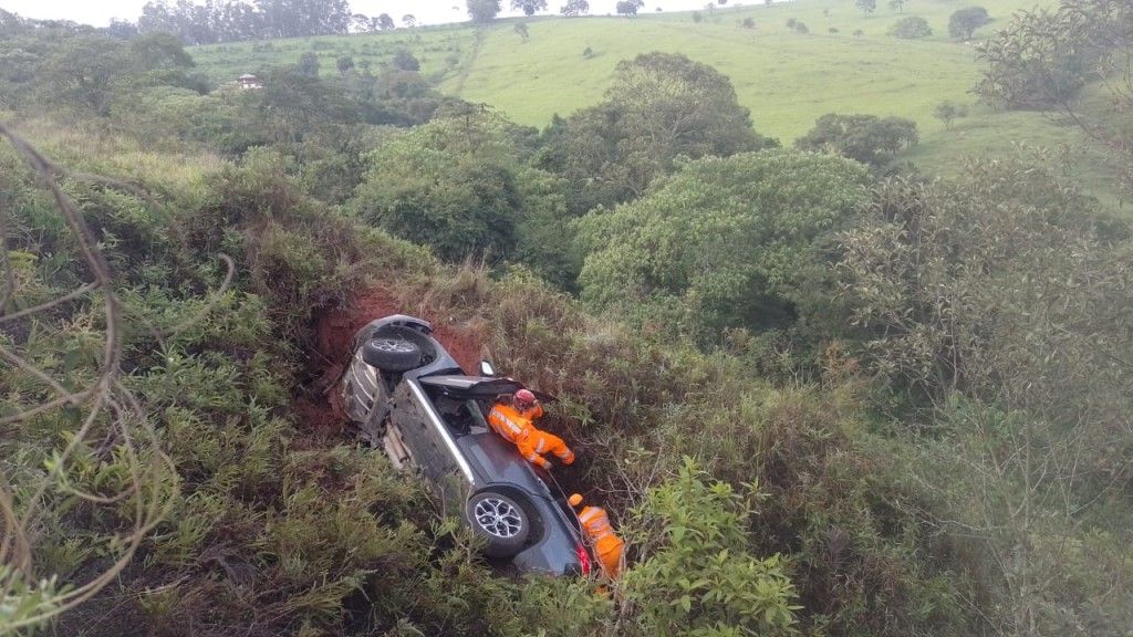 Estudante afogado em piscina de clube durante passeio é sepultado em Caxambu