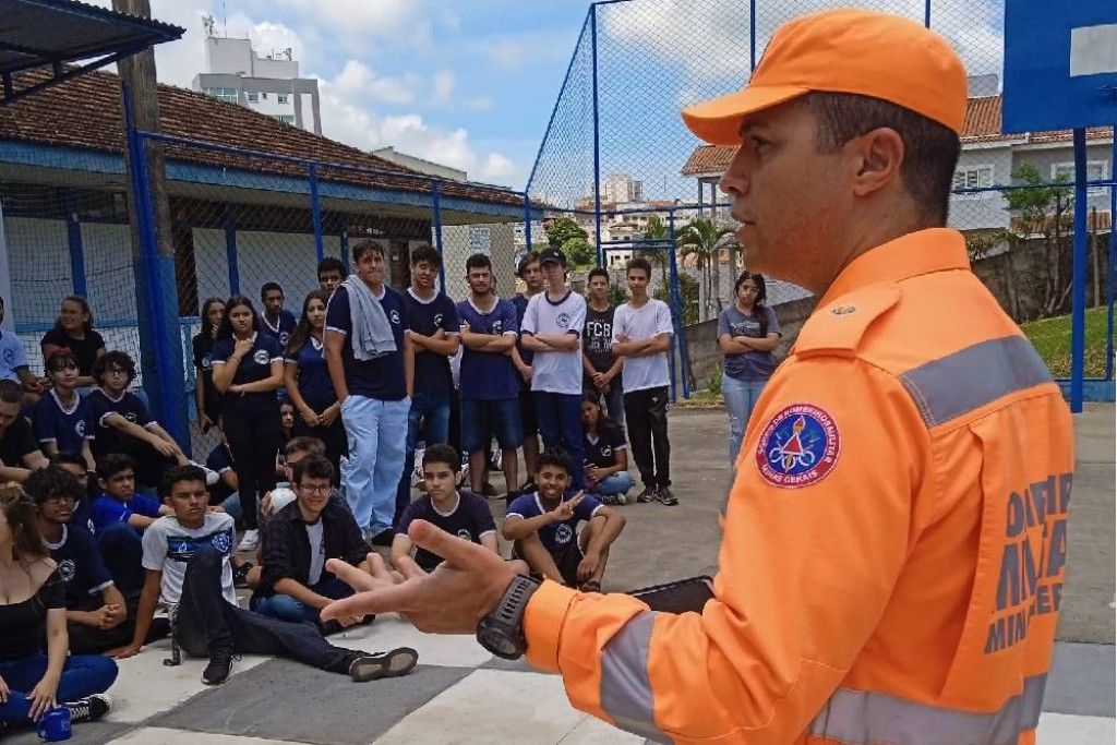 Estudante afogado em piscina de clube durante passeio é sepultado em Caxambu