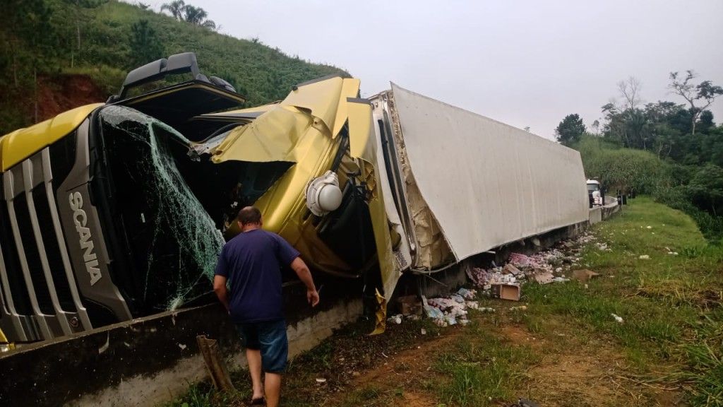 Tombamento de carreta deixa motorista ferido em seara - Rádio RuralFM