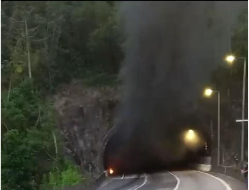 Colisão traseira entre carretas deixa uma pessoa ferida em Campina