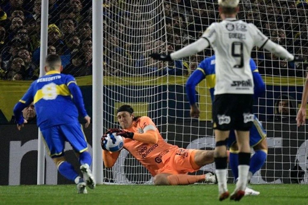 Contra quais clubes Cássio mais pegou pênaltis com a camisa do Corinthians?