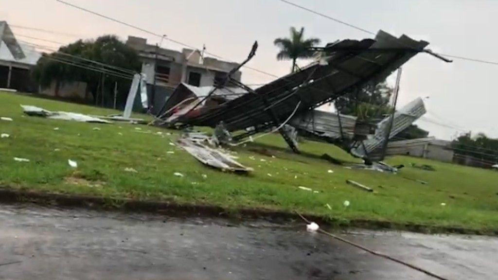 Após tempestades, Cascavel é tomada pela neblina durante madrugada