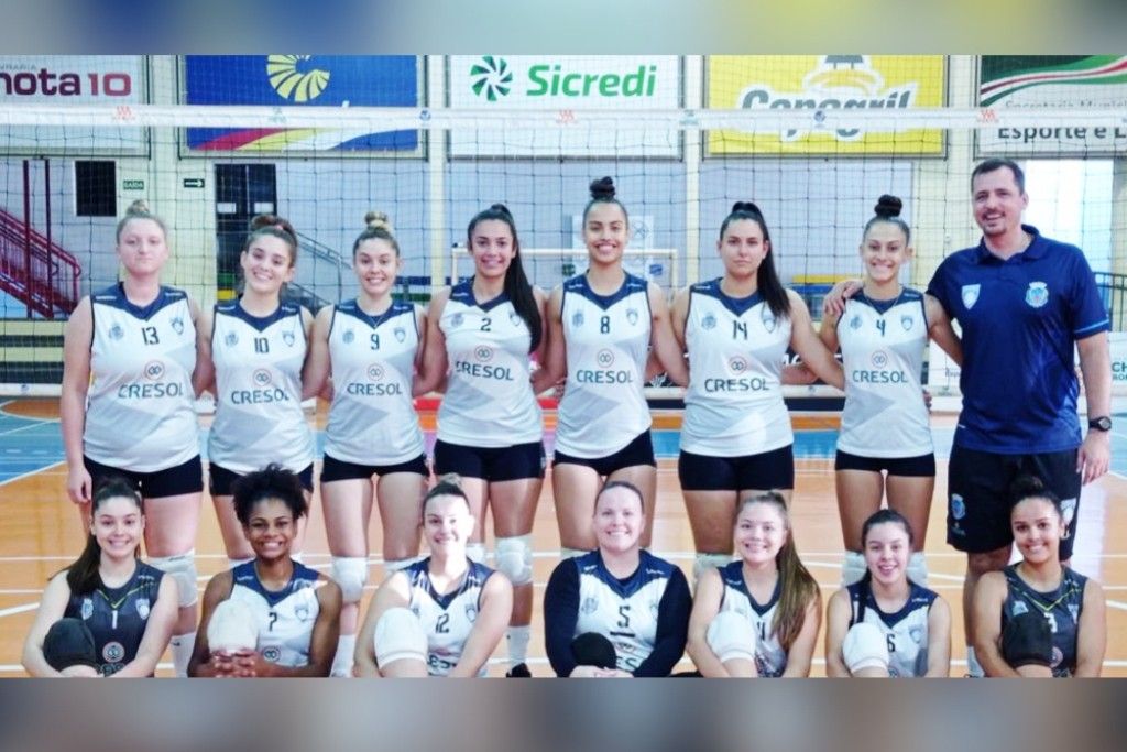 Equipe de Voleibol Adulto Feminino estreia com vitória fora de