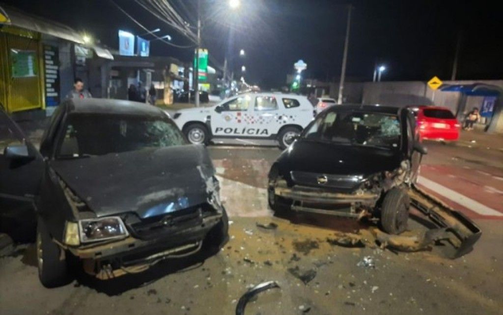 Motorista com sinais de embriaguez fica preso às ferragens após colisão  frontal 