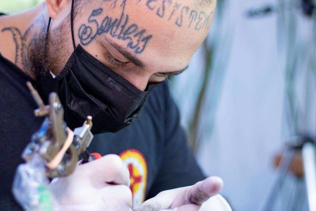 Cresce atuação feminina no mercado de tatuagem