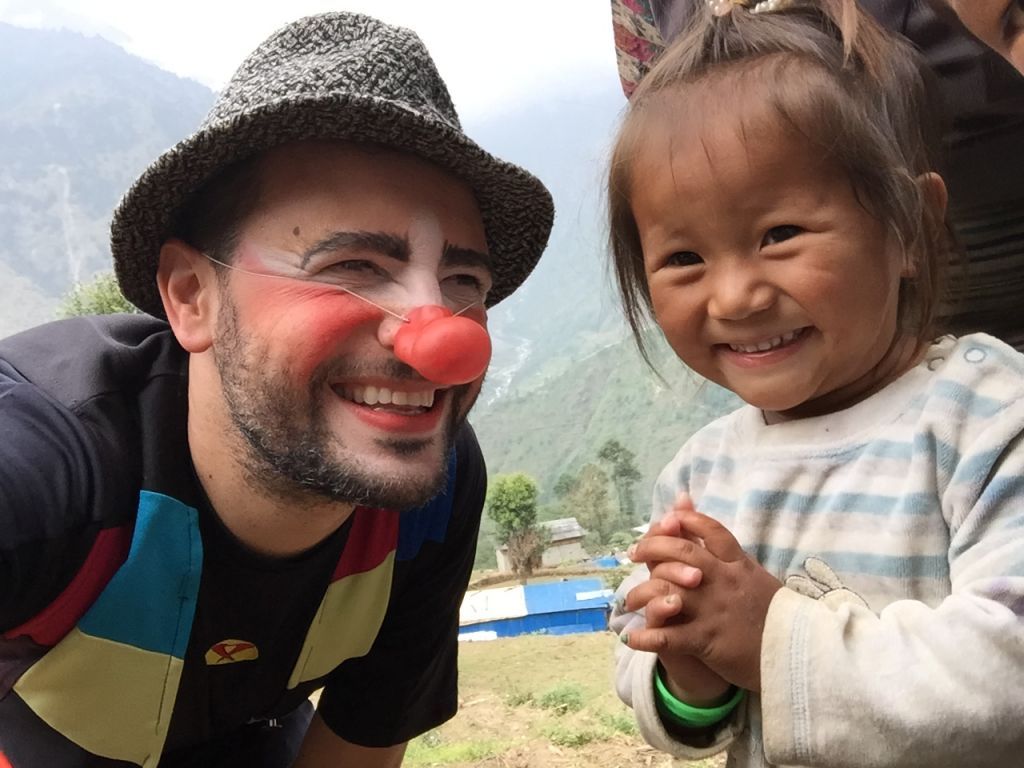 Missão humanitária: palhaço que leva alegria ao mundo se apresenta em  Umuarama