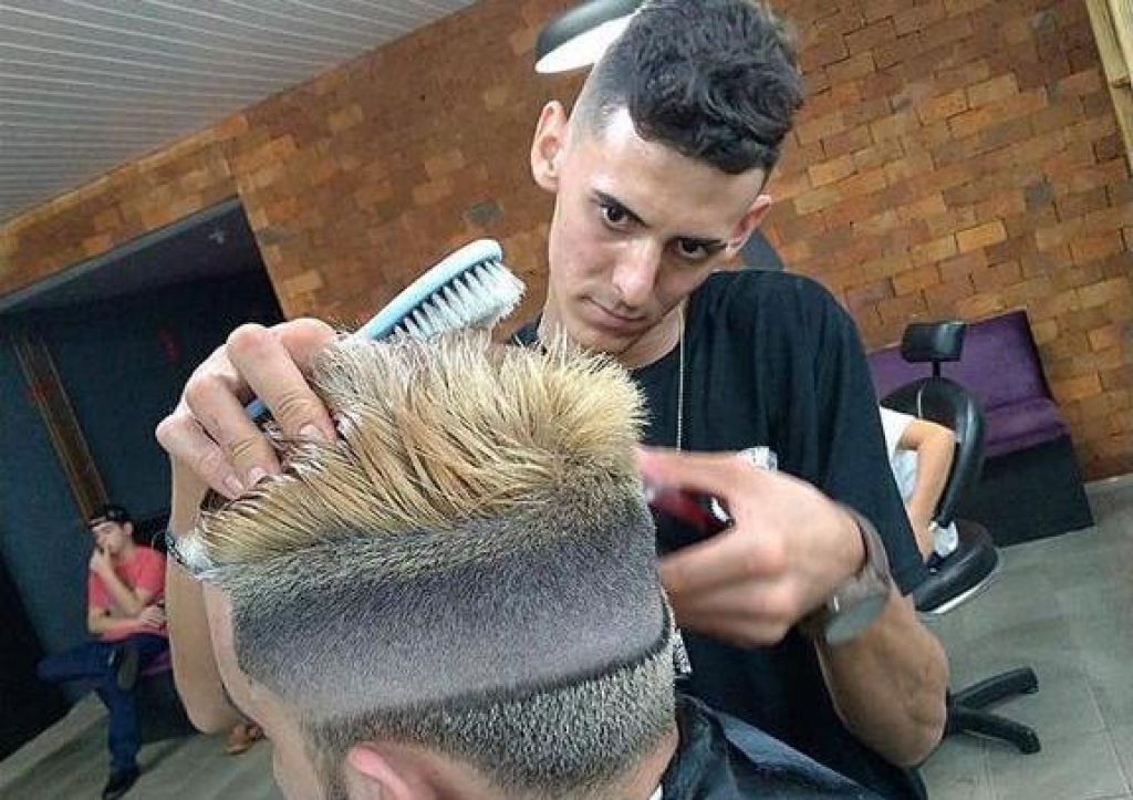 Rei Do Blindado - Corte de cabelo realizado pelo barbeiro