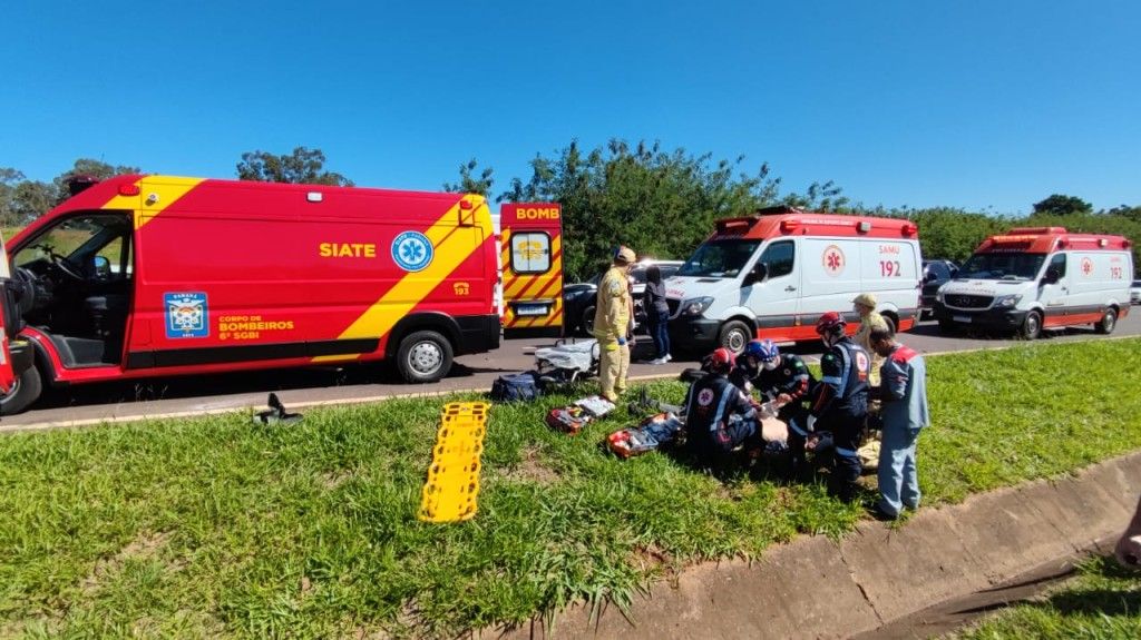 Três carros e mota de alta cilindrada apreendidos em operação da