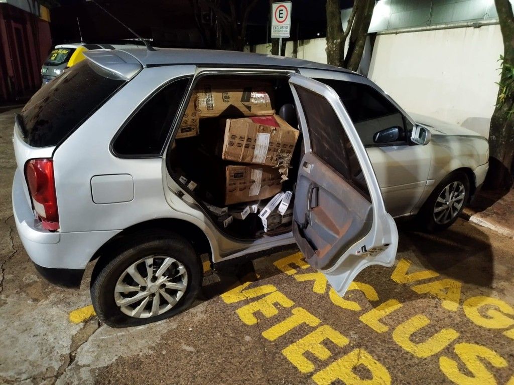 Motorista tenta colidir contra viatura e abandona carro com cigarros em  Umuarama