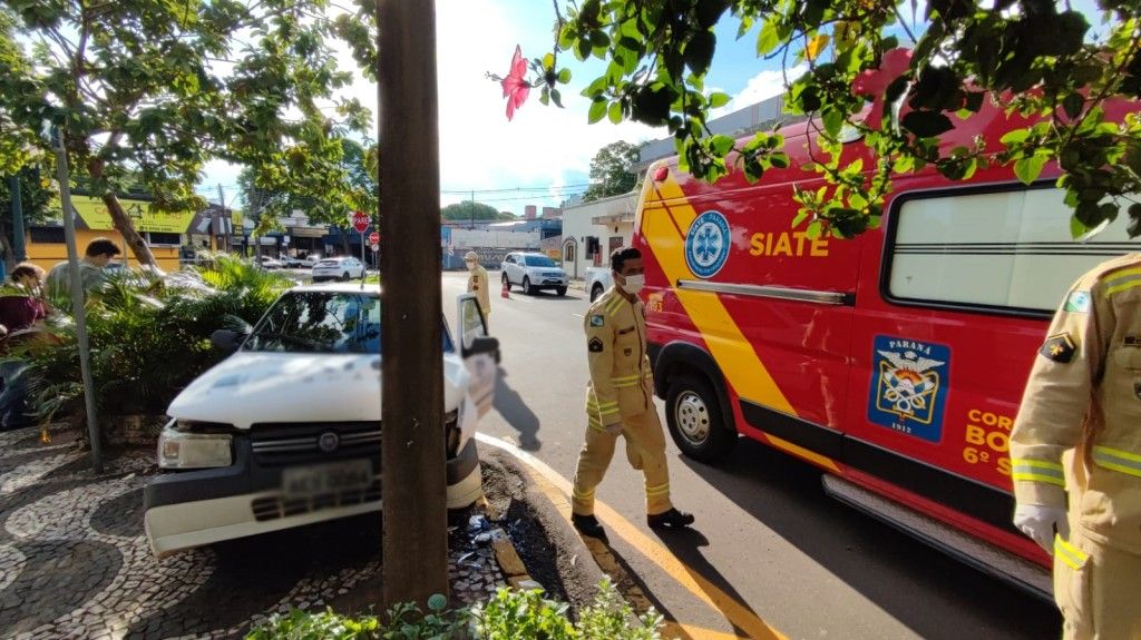 Veículo bate em poste na rua Doutor Camargo, no Centro de Umuarama