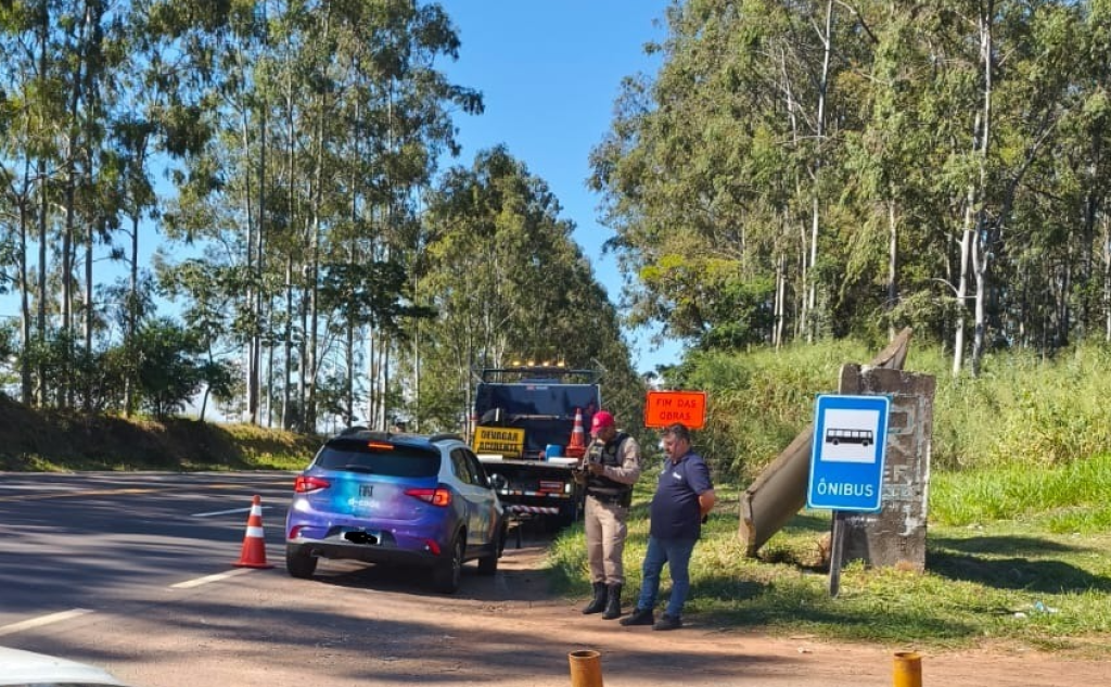 Motorista fica ferido após colisão lateral entre dois carros na PR-323 ...