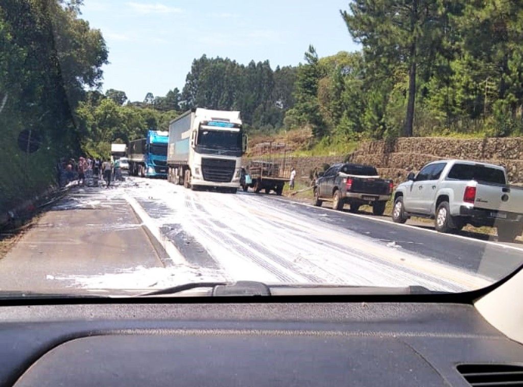 Creme de leite espalhado pela pista fecha rodovia após acidente em MG